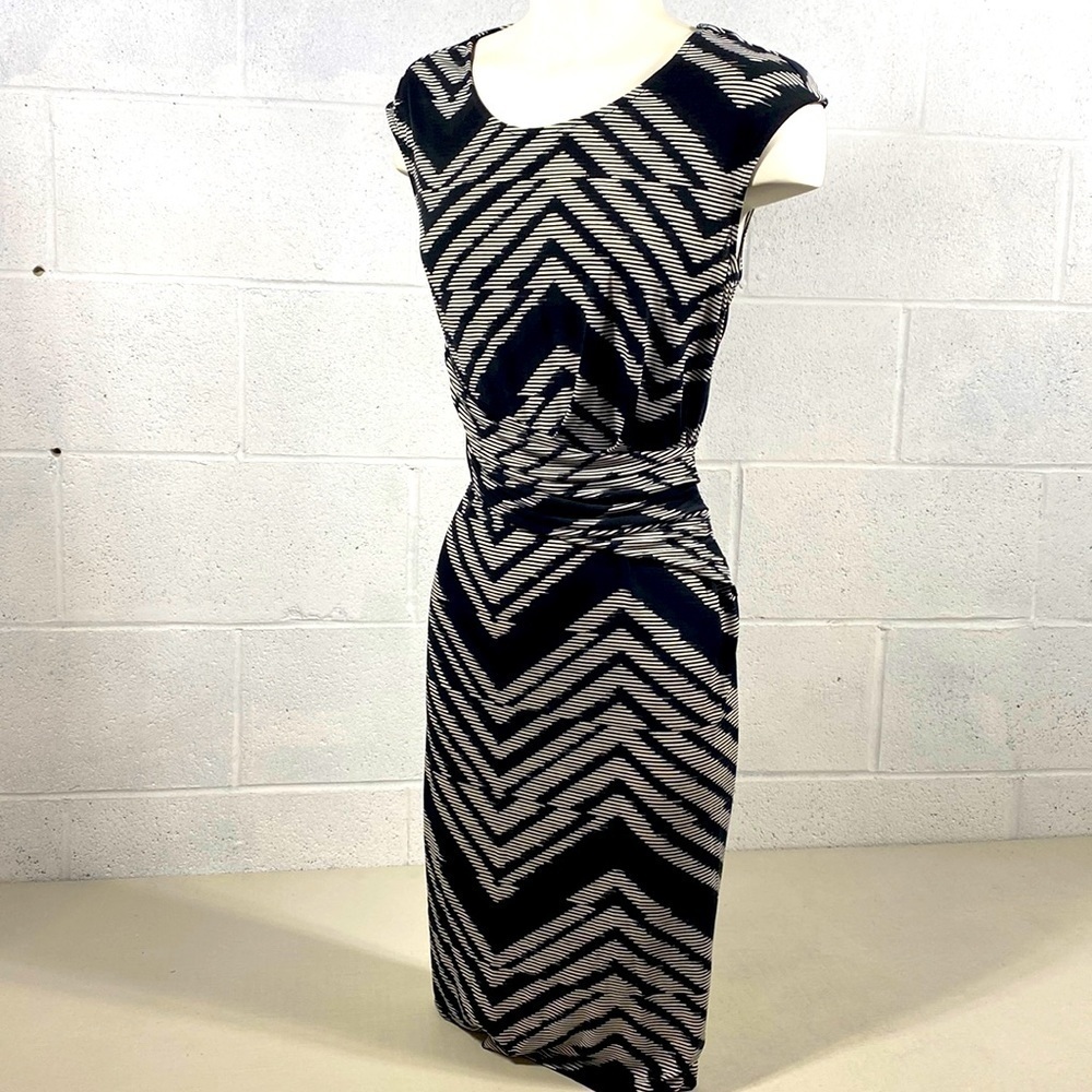 Yessica t-shirt dress black and white pattern and pleaded tummy area​​​​…​​​